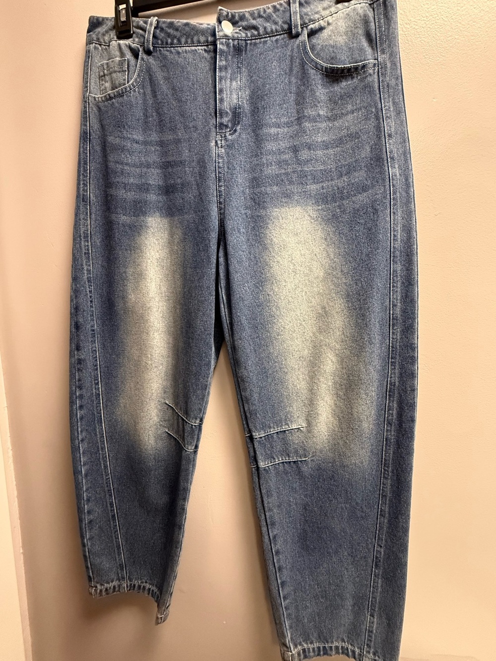 NWOT (Brand New) Medium Blue Distressed Women’s Cropped Barrel Jeans/34-35 Waist